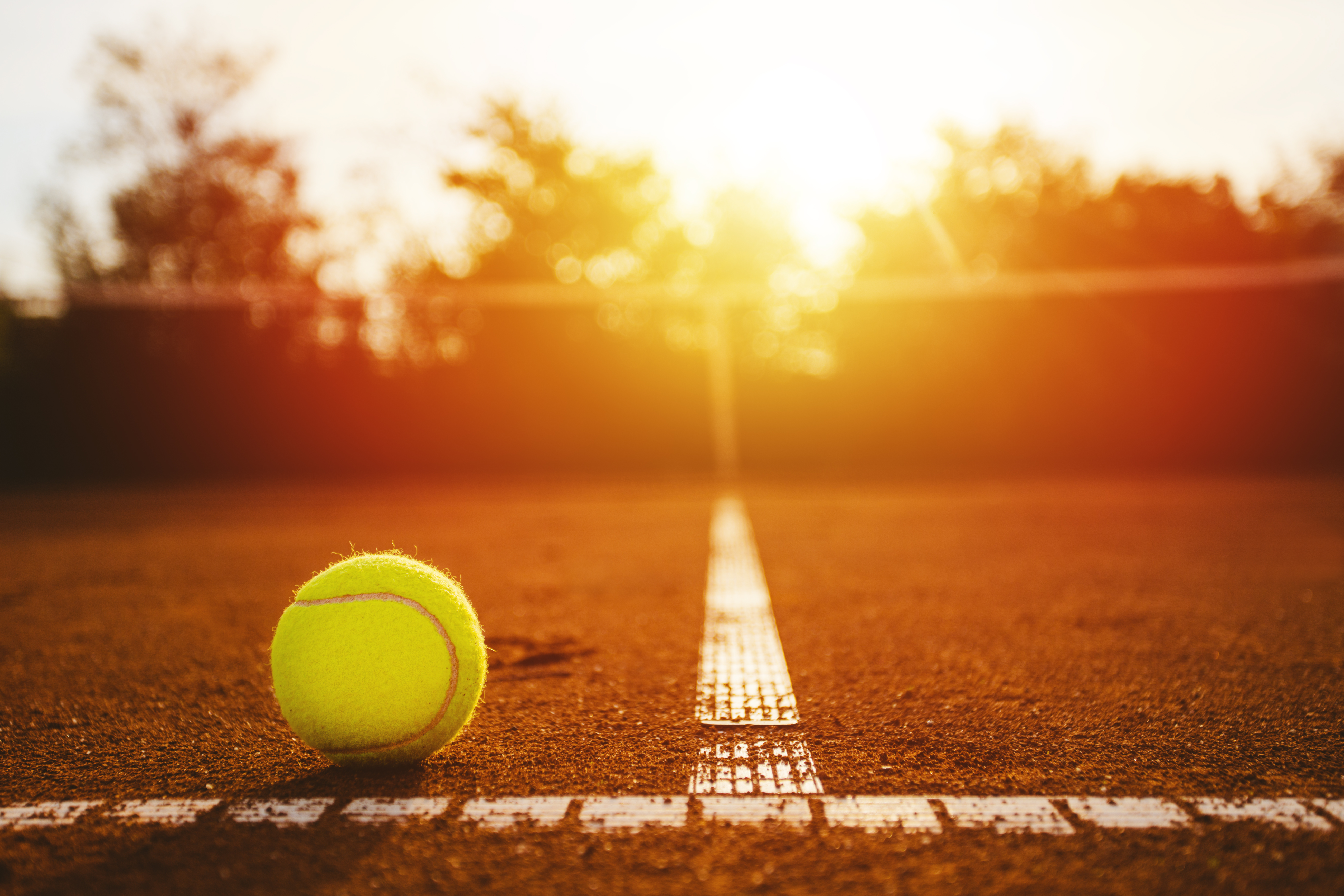 Tennisplatz mit Sonne
