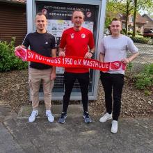 Trainer Dirk Sellemerten mit unseren beiden Neuzugängen
