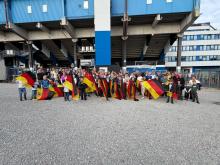Gruppe vor dem Stadion