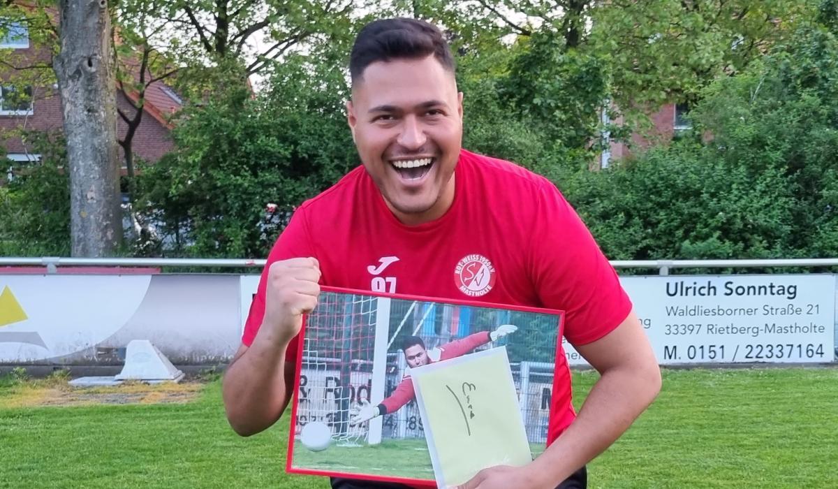 Emre posiert ein letztes Mal in RWM Kluft