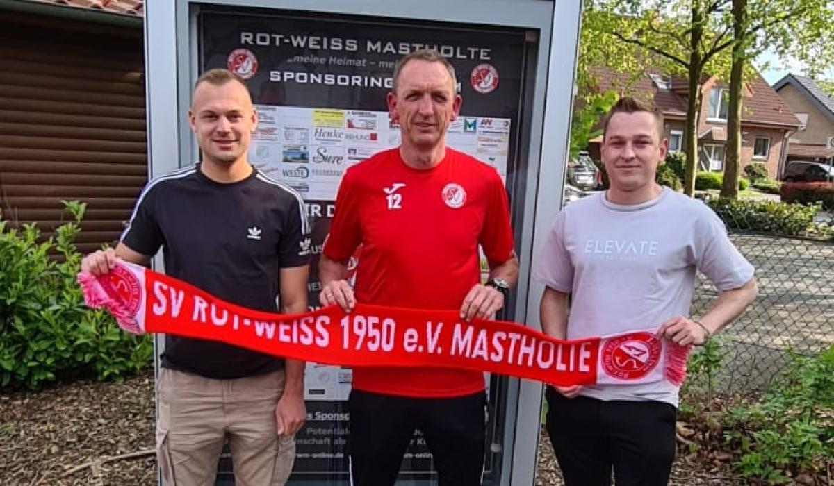 Trainer Dirk Sellemerten mit unseren beiden Neuzugängen