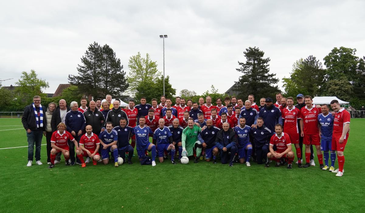 Gruppenfoto beider Mannschaften