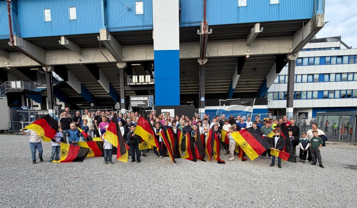 Gruppe vor dem Stadion