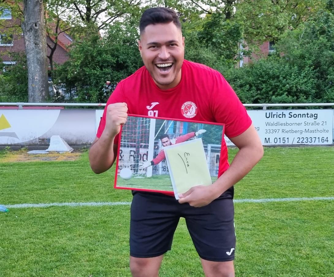 Emre posiert ein letztes Mal in RWM Kluft