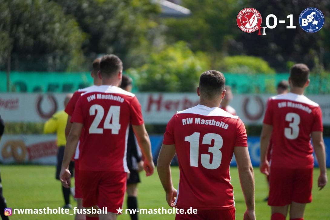 Mannschaft auf dem Weg zur zweiten Halbzeit