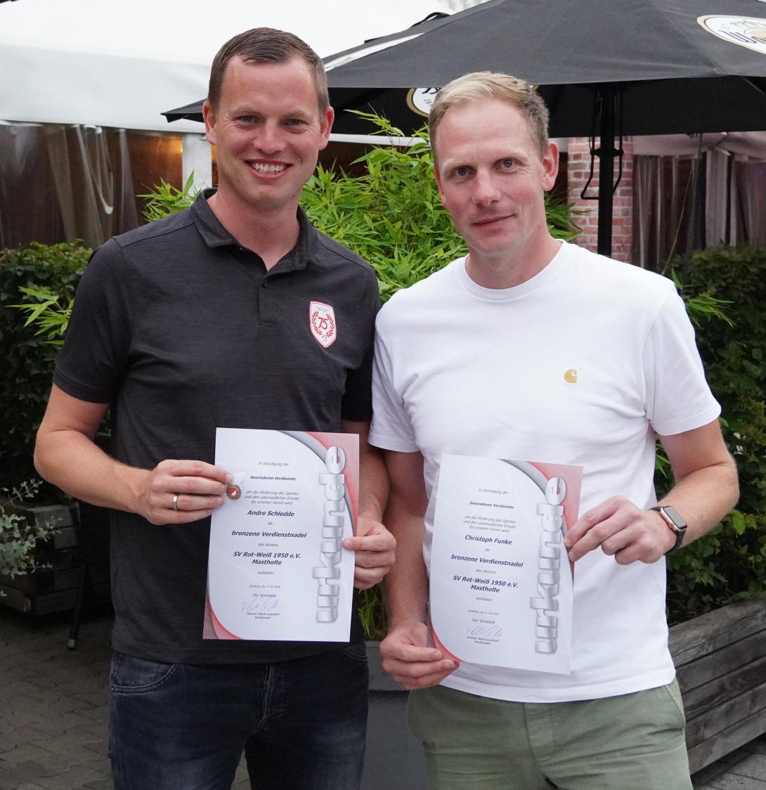 Bronzene Vereinsnadel für Andre Schledde und Christoph Funke
