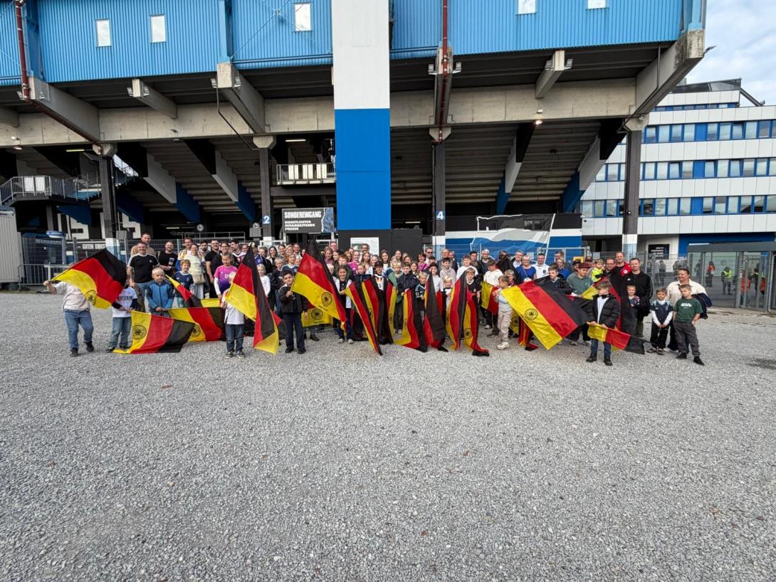 Gruppe vor dem Stadion
